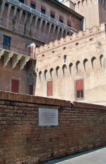 Lapide sul muretto del Castello Estense che ricorda le vittime del 15 novembre 1943. Fotografia Federica Pezzoli, 2015. © MuseoFerrara