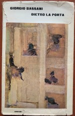 Copertina di Giorgio Bassani, Dietro la porta, Eiunaudi, Torino 1964 (volume conservato presso la Fondazione Giorgio Bassani)