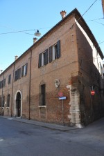 Sull'angolo di via Giuoco del Pallone l'abitazione che ospitò il canonico Brunoro Ariosti e il poeta Ludovico Ariosto