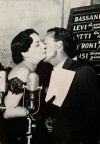 1956. Giorgio Bassani vince il Premio Strega con le Cinque storie ferraresi. Qui con Maria Bellonci (in Giorgio Bassani. Il giardino dei libri, cur. Anna Maria Andreoli, Franca De Leo, De Luca, Roma 2004, p. 50; foto per gentile concessione della Fondazione Giorgio Bassani)