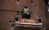 Statua del Duca Borso d'Este posta sulla colonna d'accesso alla Piazza Municipale © Federico Meneghetti
