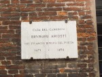 Targa che indica la casa del canonico Brunoro Ariosti. Fotografia Paola Boccalatte, 2015