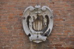 Lo stemma marmoreo dell'antica famiglia Ariosti, situato sulla facciata della 