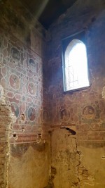 Angolo di affreschi illuminato dalla finestra a sesto acuto