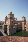 Castello Estense, fotografia di Andrea Samaritani, © Archivio Fotografio della Provincia di Ferrara
 