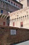La lapide sul muretto del Castello Estense che ricorda le vittime del 15 novembre 1943. Fotografia di Federica Pezzoli, 2015. © MuseoFerrara