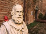 Il busto di Giuseppe Garibaldi all'esterno del Museo del Risorgimento e della Resistenza