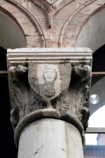 Palazzo San Crispino. Colonna con il simbolo dell'Arte dei Callegari. Fotografia di Edoardo Moretti, 2015. © MuseoFerrara
