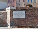 La seconda lapide sul muretto del Castello Estense che ricorda le vittime del 15 novembre 1943. Fotografia di Federica Pezzoli, 2015. © MuseoFerrara