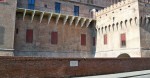 La lapide sul muretto del Castello Estense che ricorda le vittime del 15 novembre 1943. Fotografia di Federica Pezzoli, 2015. © MuseoFerrara