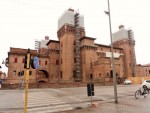 Un'immagine del monumento simbolo della città di Ferrara ferito dal sisma del maggio 2012