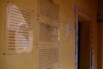 Ghetto di Cento. Le targhe poste nel 2001 dalla pro-loco di Cento sotto al voltone di accesso di via Provenzali. Fotografia di Federica Pezzoli, 2015. © MuseoFerrara